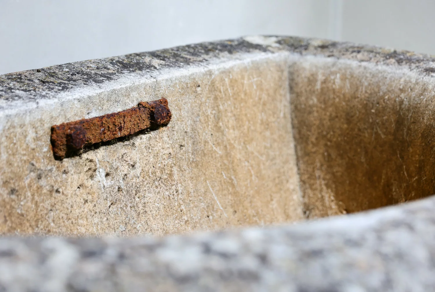 oude franse kalkstenen trog