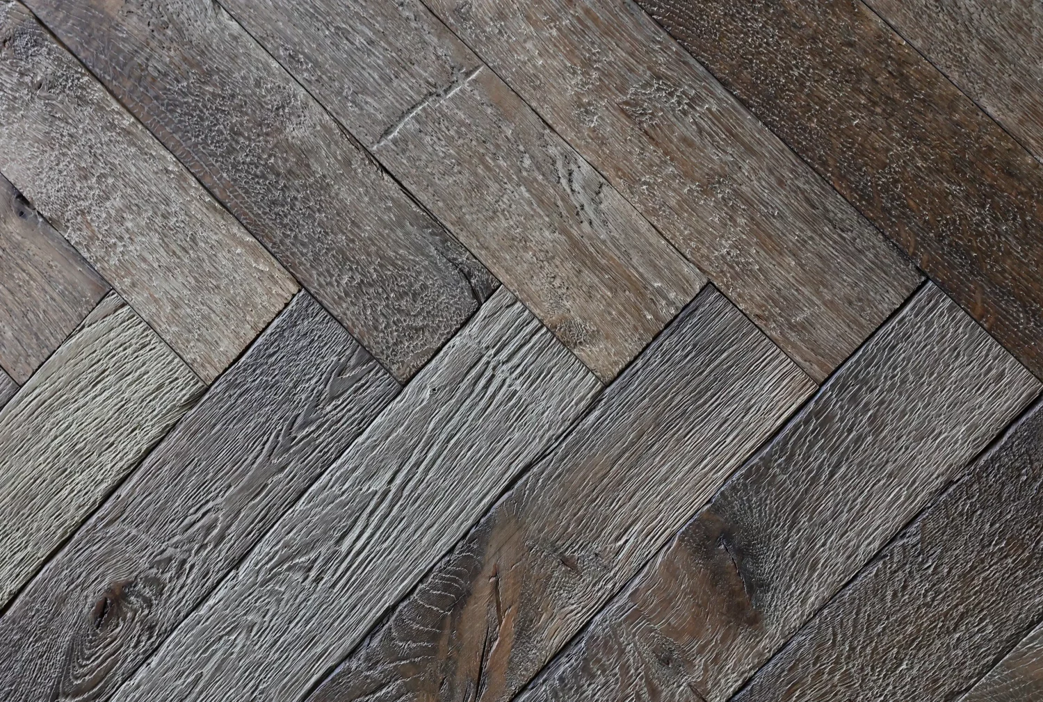 Le Marais eiken visgraatvloer van De Opkamer in woonkamerinterieur in Made, Nederland