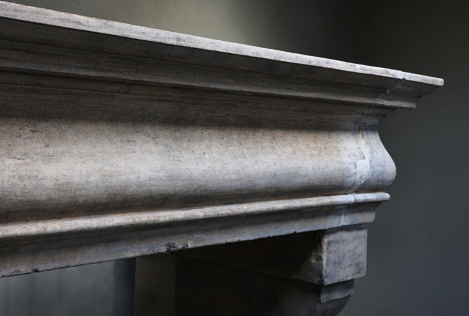 oude franse kalkstenen open haard