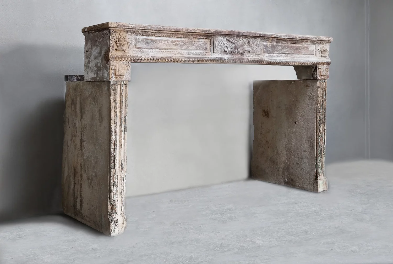 oude franse kalkstenen mantel