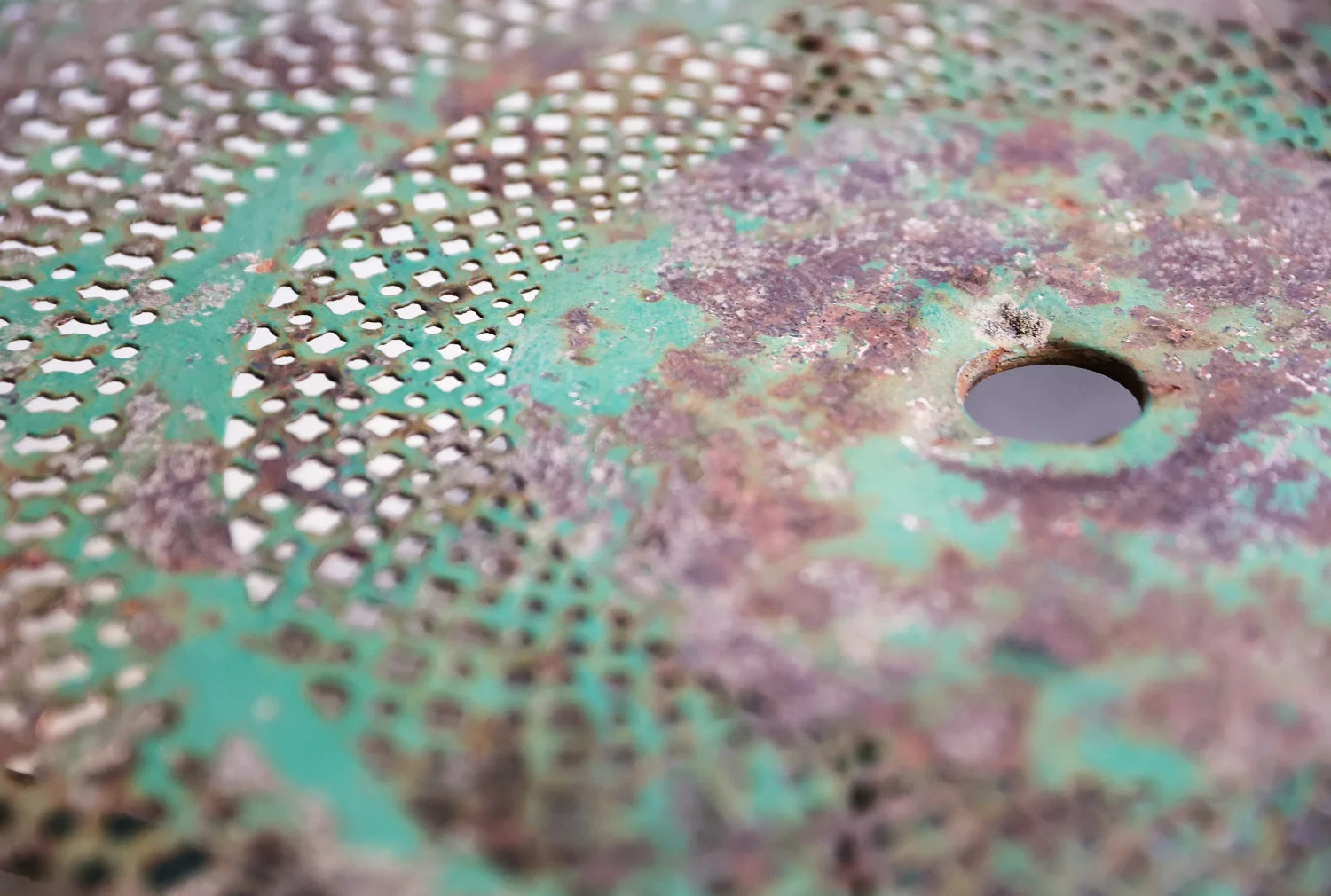 antiek tafeltje van gietijzer