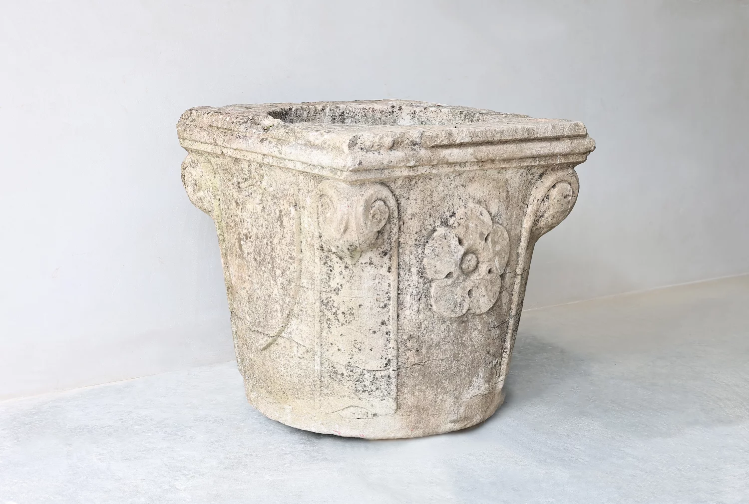 oude franse kalksteen pot