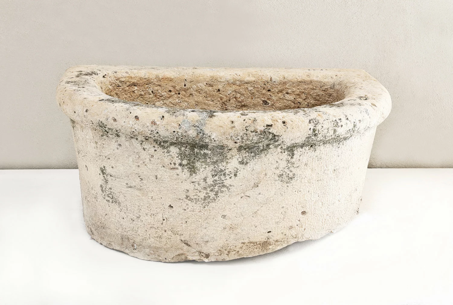 antieke wasbak van franse kalksteen