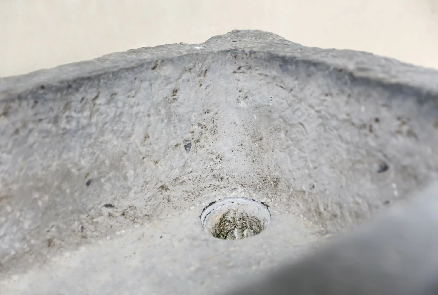 oude wasbak van belgisch blauwsteen