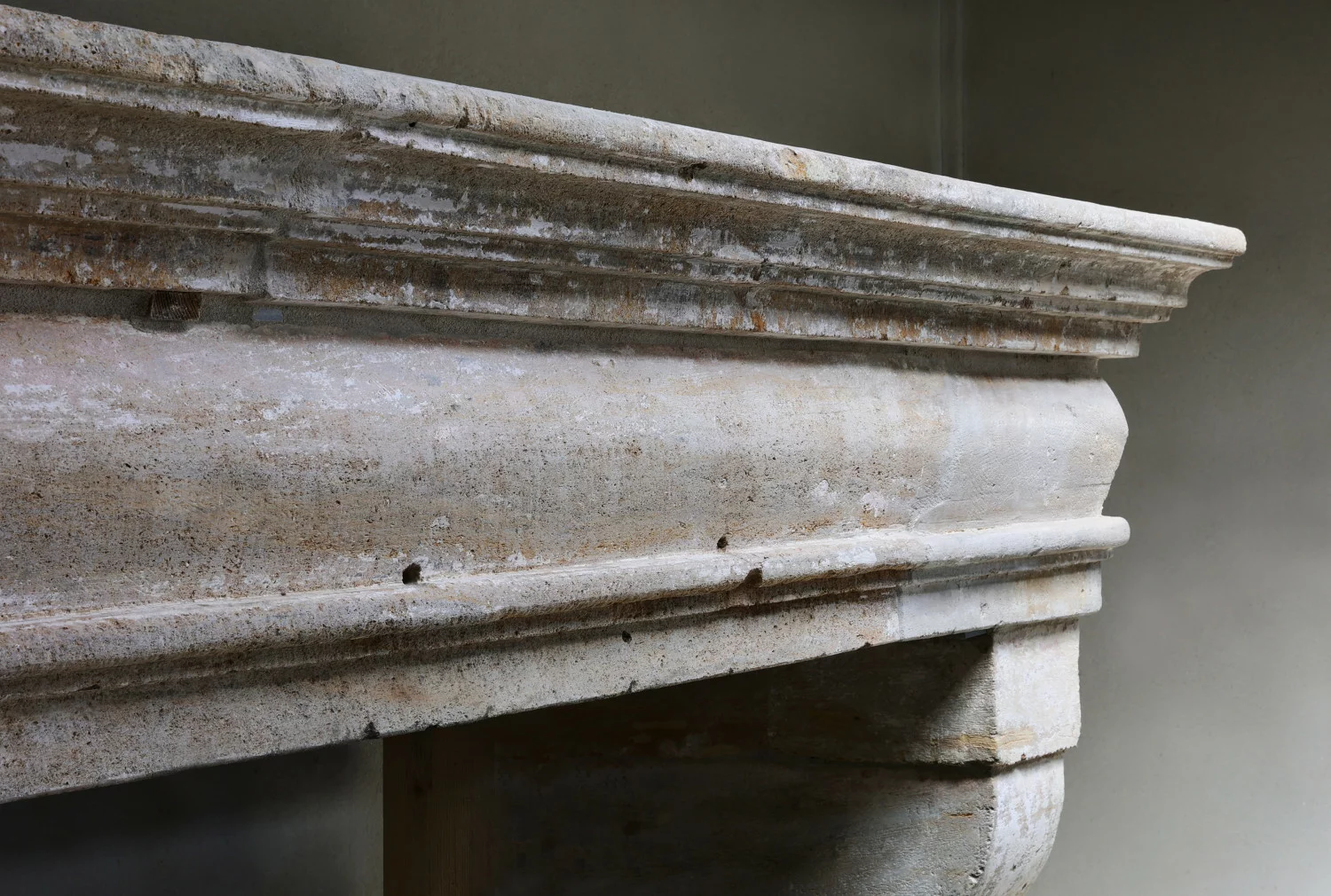 oude franse kalkstenen mantel