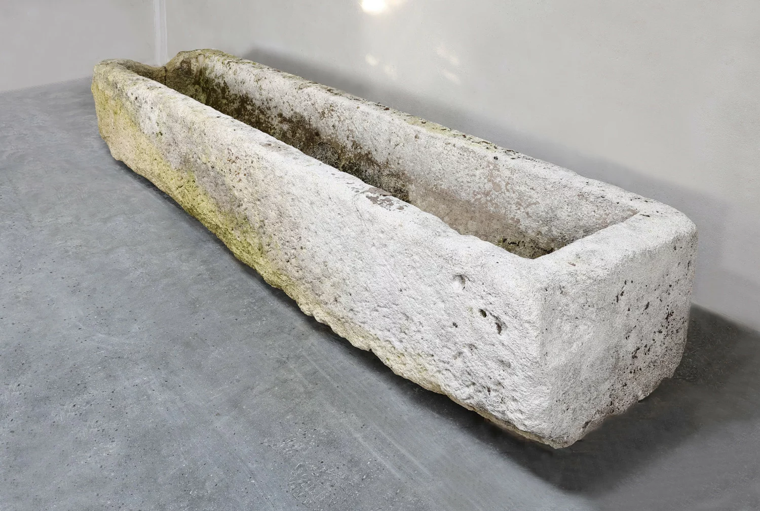 oude franse kalkstenen trog