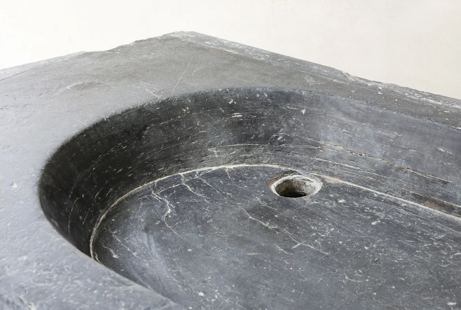 oude leisteen spoelbak