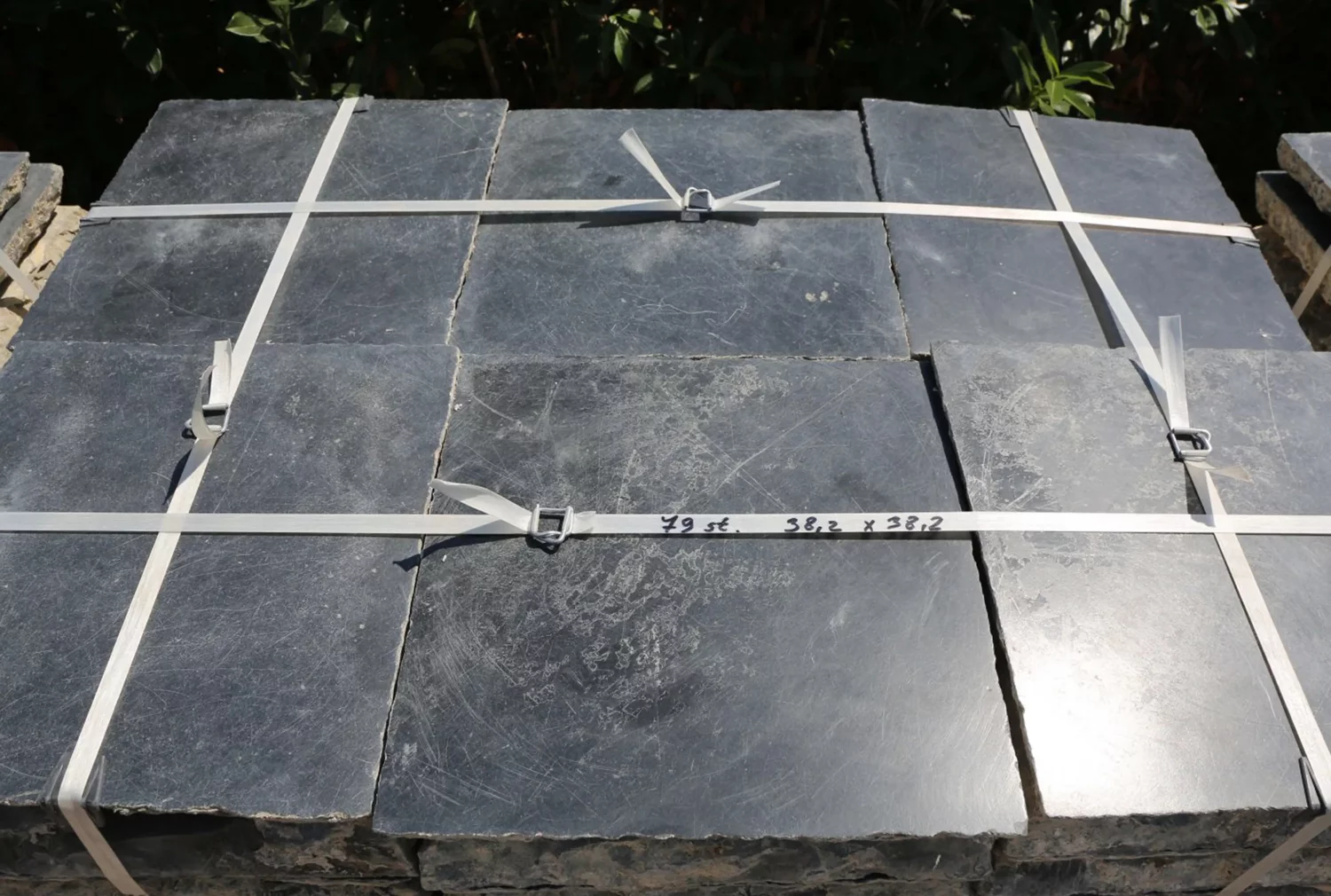 Monumentale vloer van oude Basecles kerkdallen 47x47 cm in hal of leefruimte