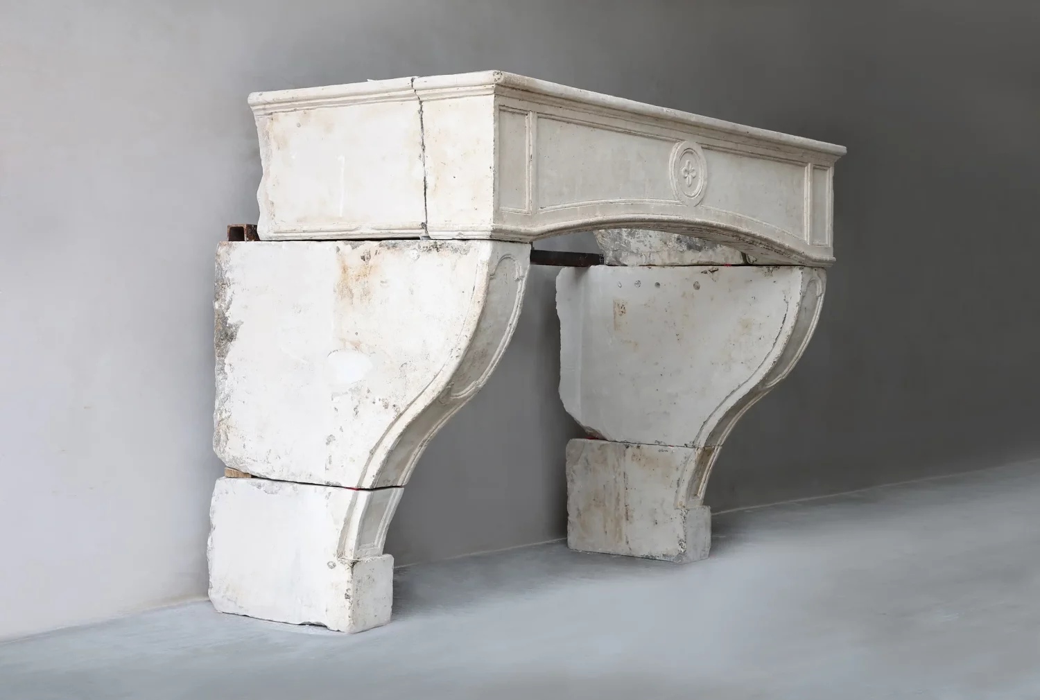 oude franse kalkstenen mantel