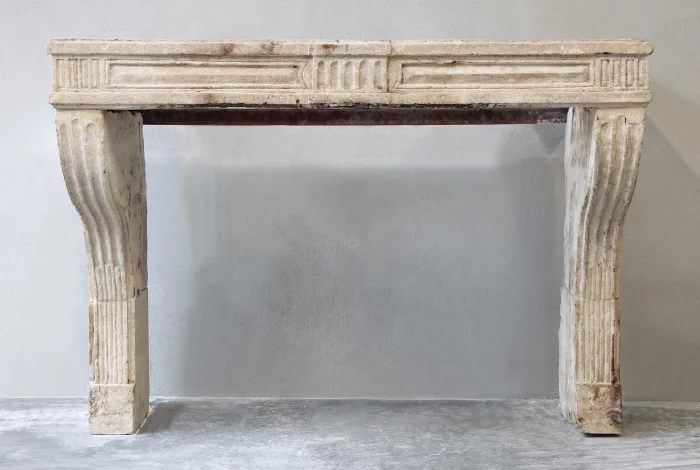 Antieke kalkstenen schouw