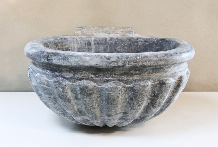 antiek doopfont van marmer