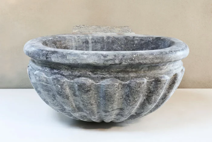 antiek doopfont van marmer