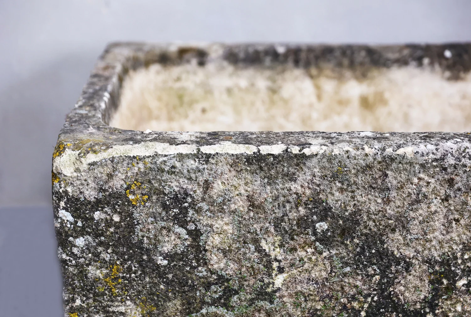 oude franse kalkstenen trog