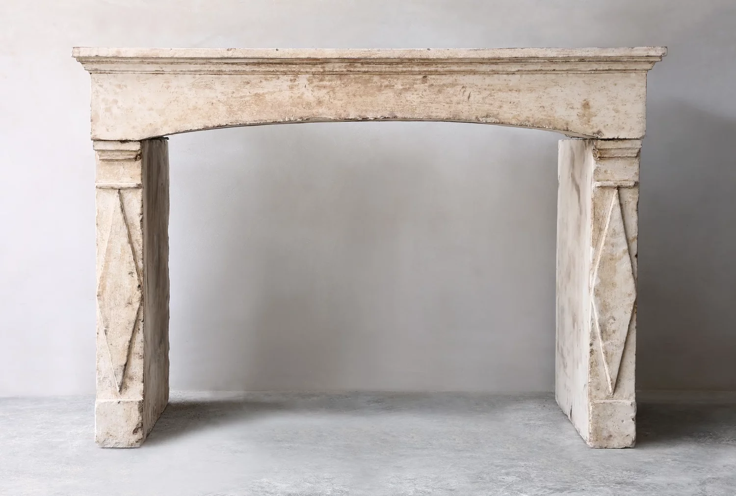 antieke kalkstenen schouw