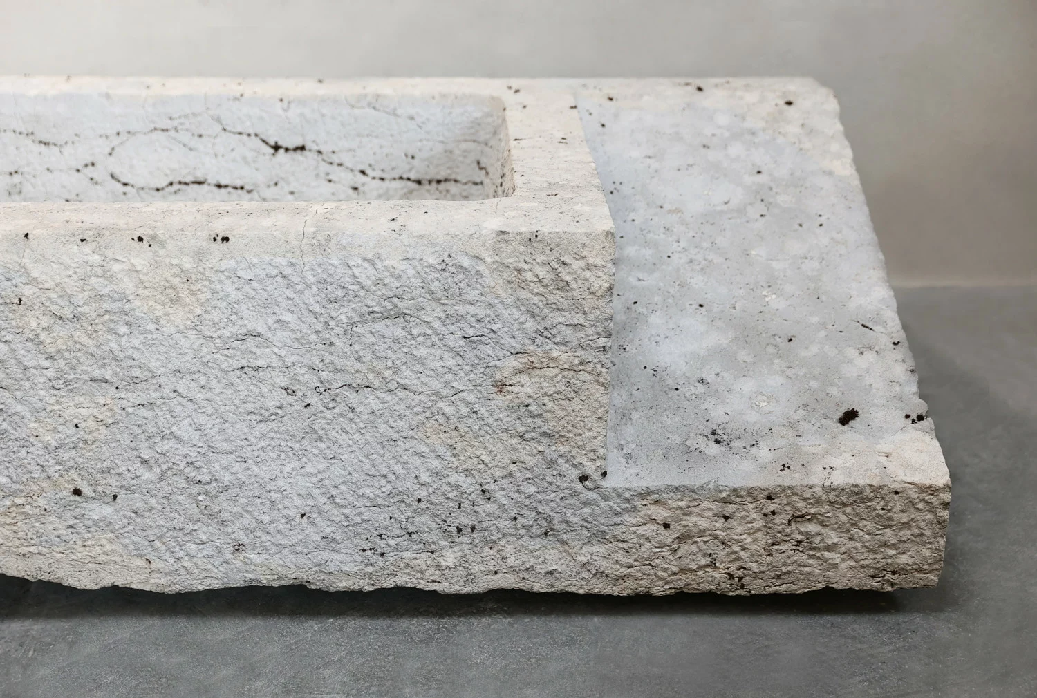 oude franse kalkstenen trog