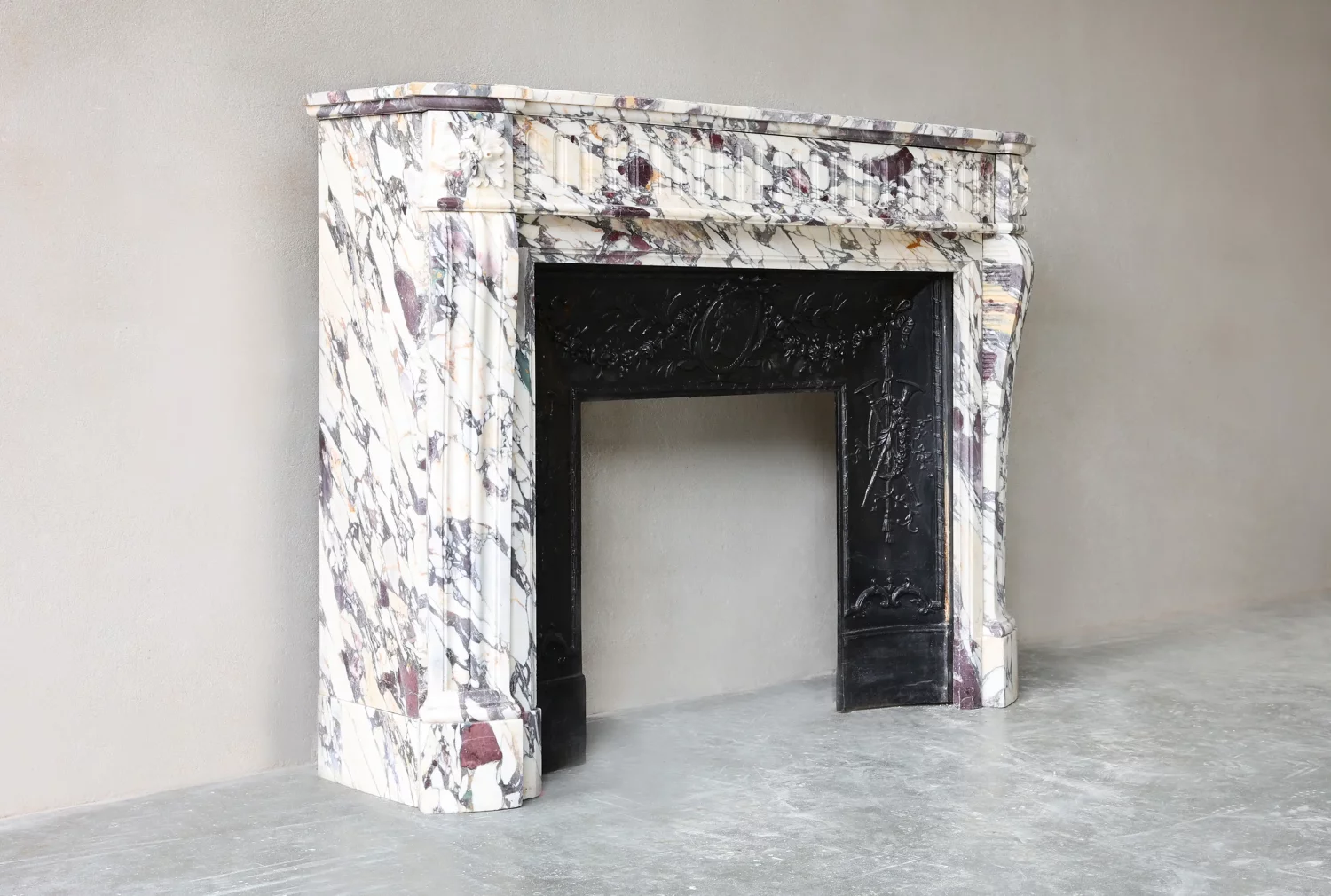 open haard van Breche Violetta marmer