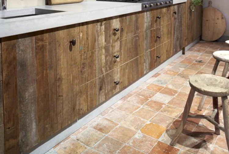 Oude terracotta plavuizen