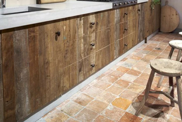 Oude terracotta plavuizen