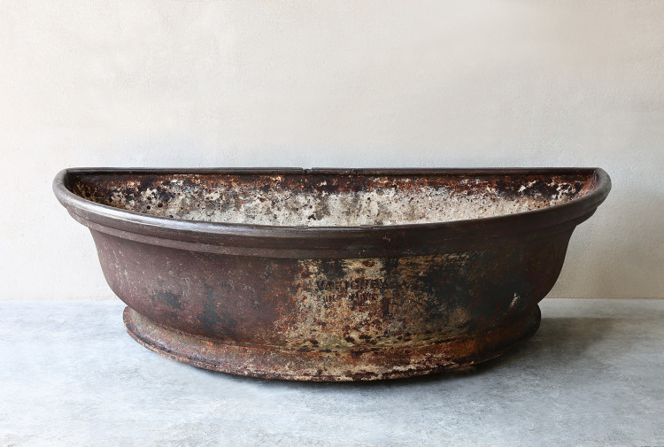 antieke gietijzeren trog