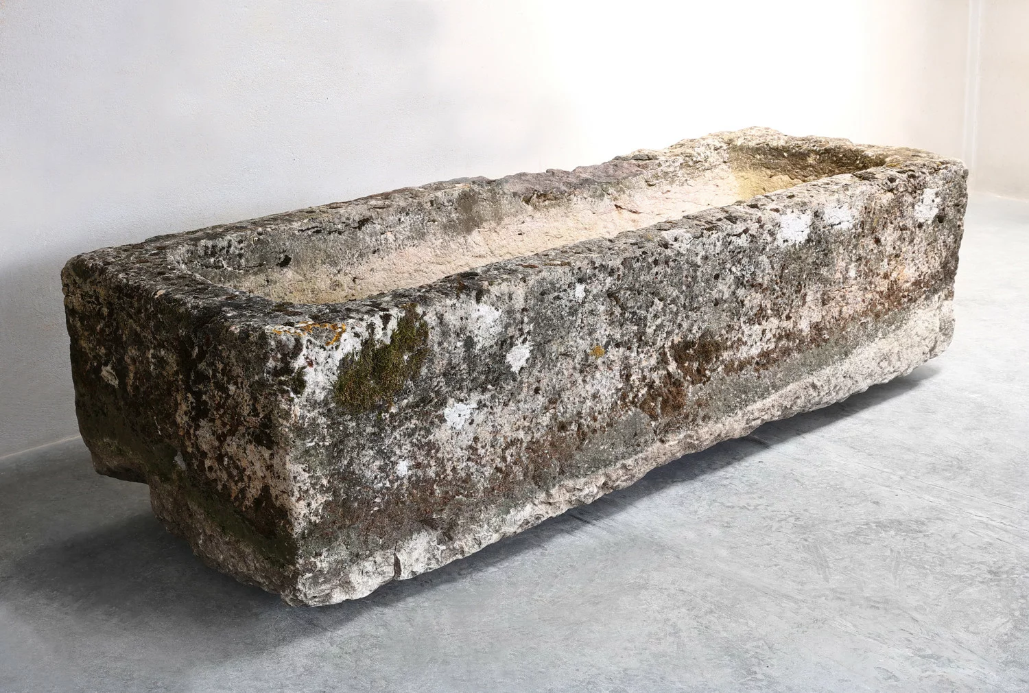 oude franse kalkstenen trog