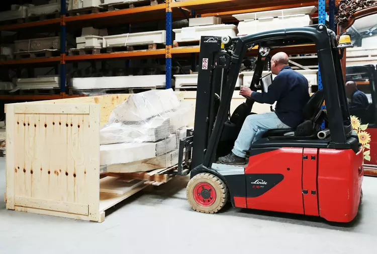 Kist met antieke schouw