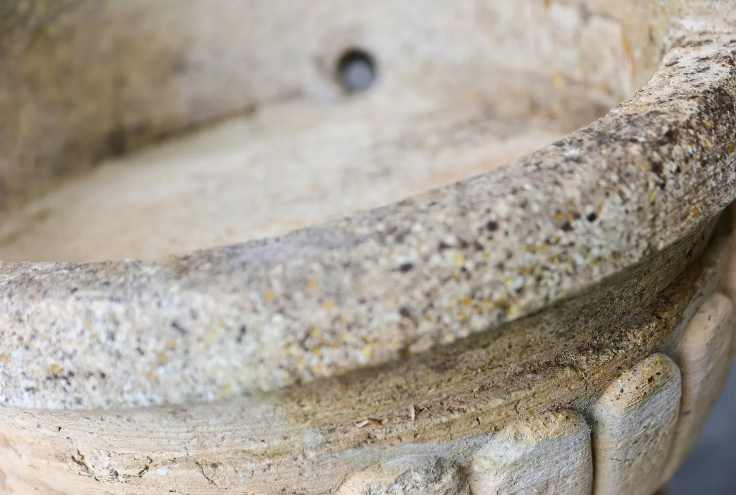 oude franse kalkstenen fontein