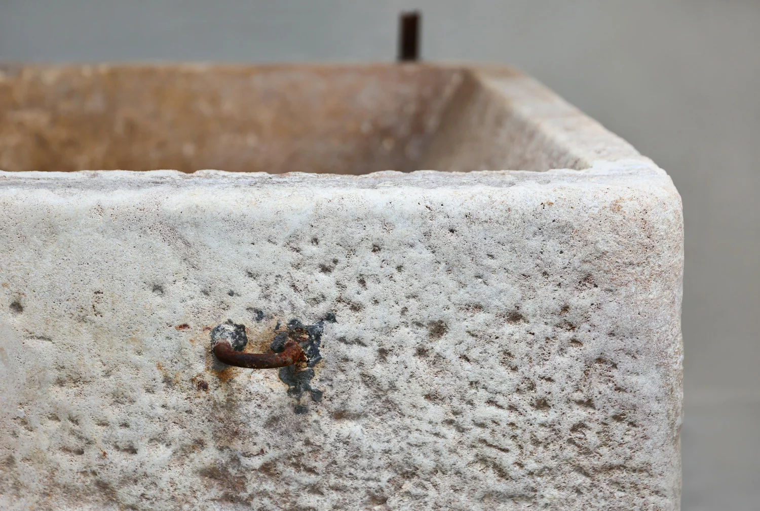 oude franse kalkstenen trog