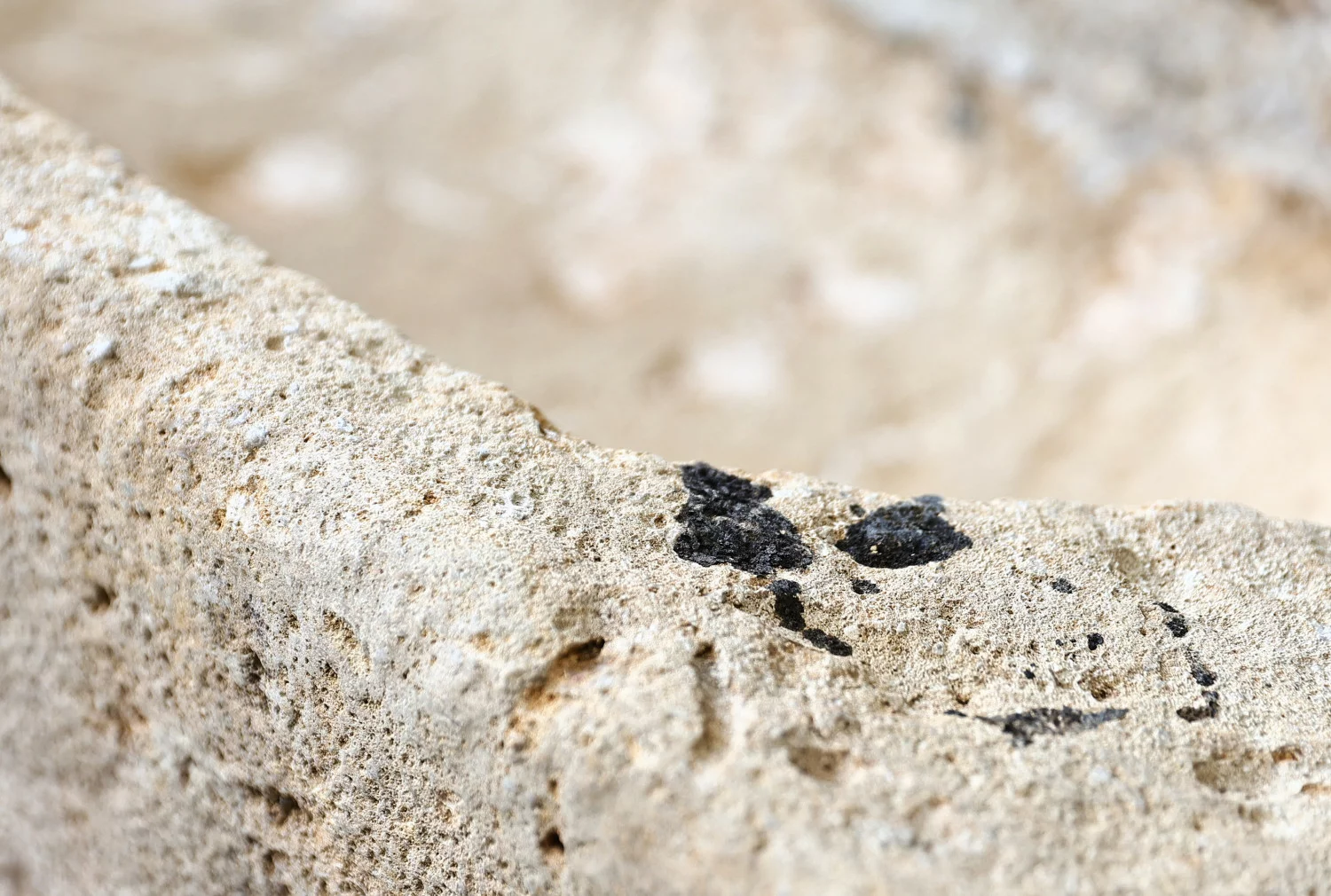oude franse kalkstenen trog