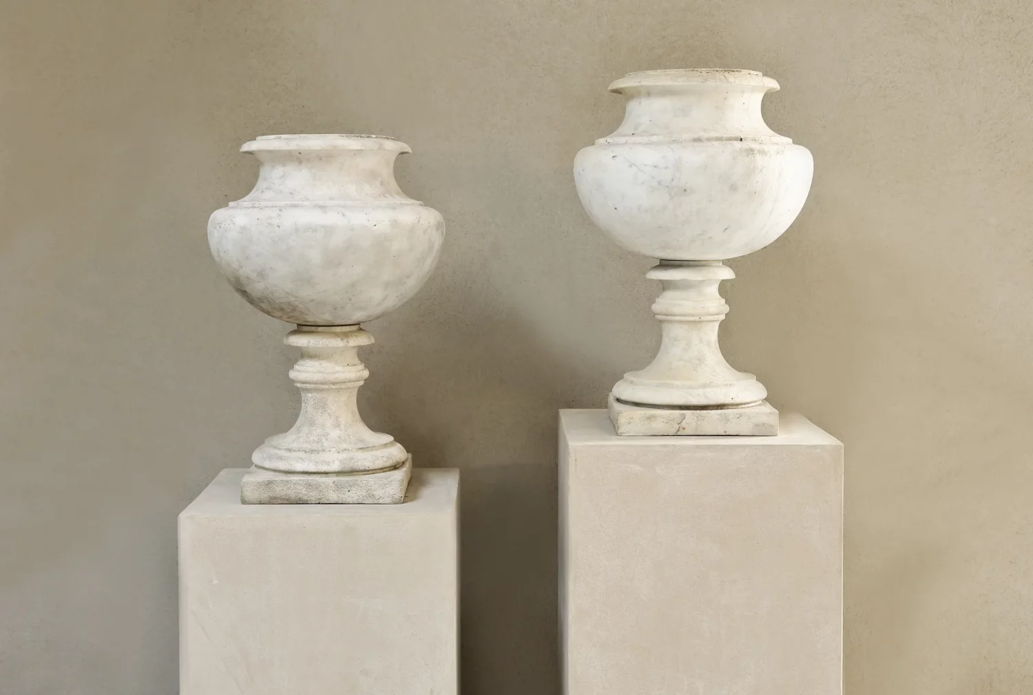 oude witte marmeren set vazen