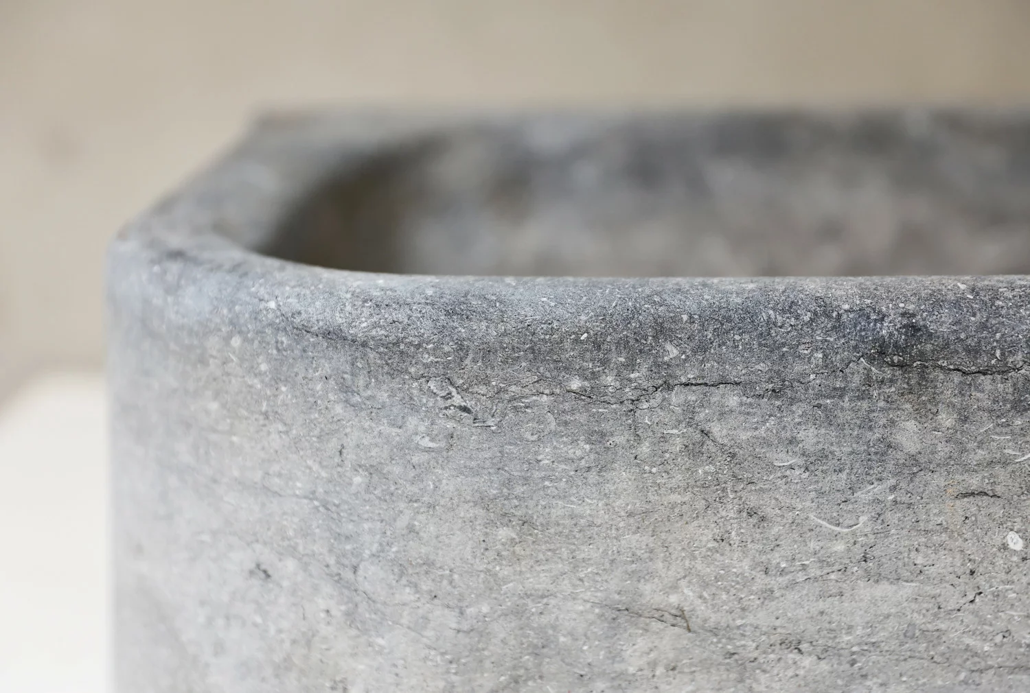 oude wasbak van belgisch hardsteen