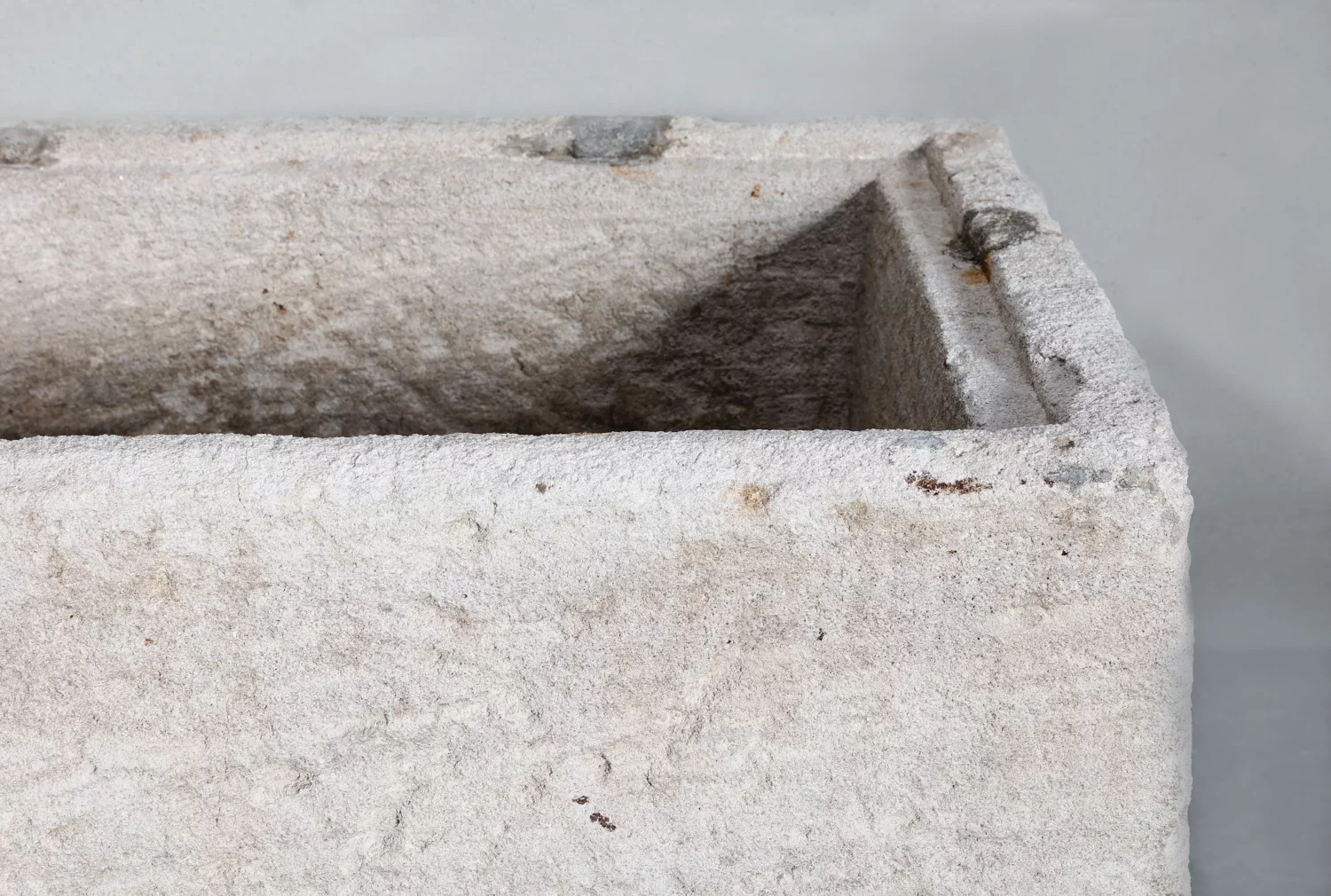 oude franse kalkstenen trog