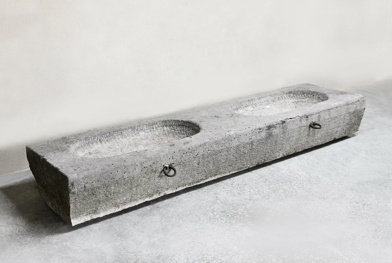 oude Belgisch hardstenen trog