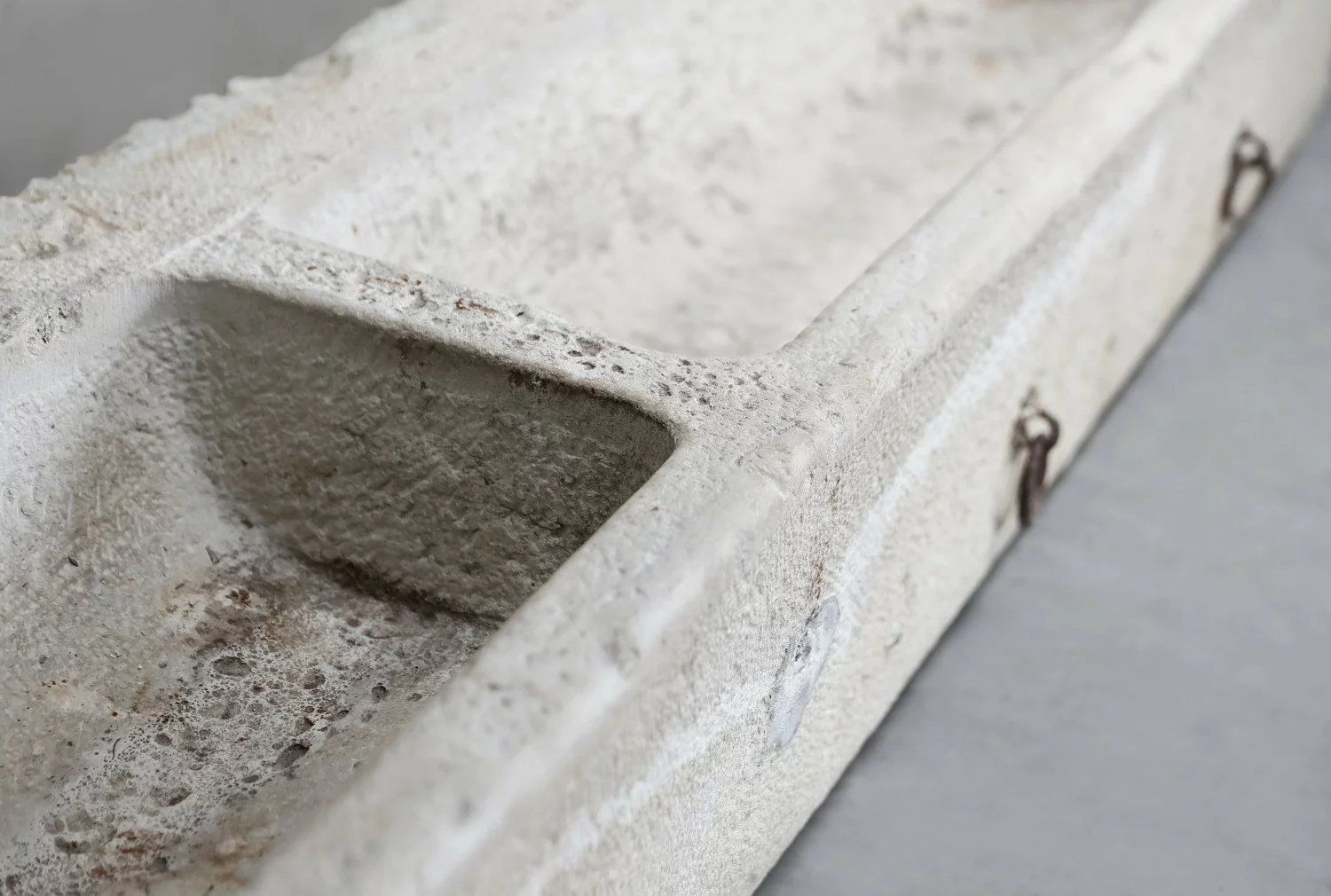 oude franse kalkstenen trog