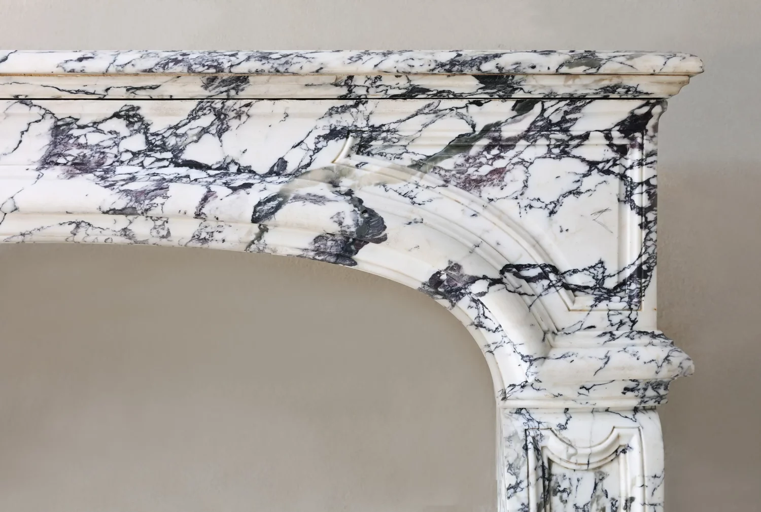 Detail rechterbovenhoek marmer schouwmantel Paonazzo, patina en adering close-up, Ref. 1557