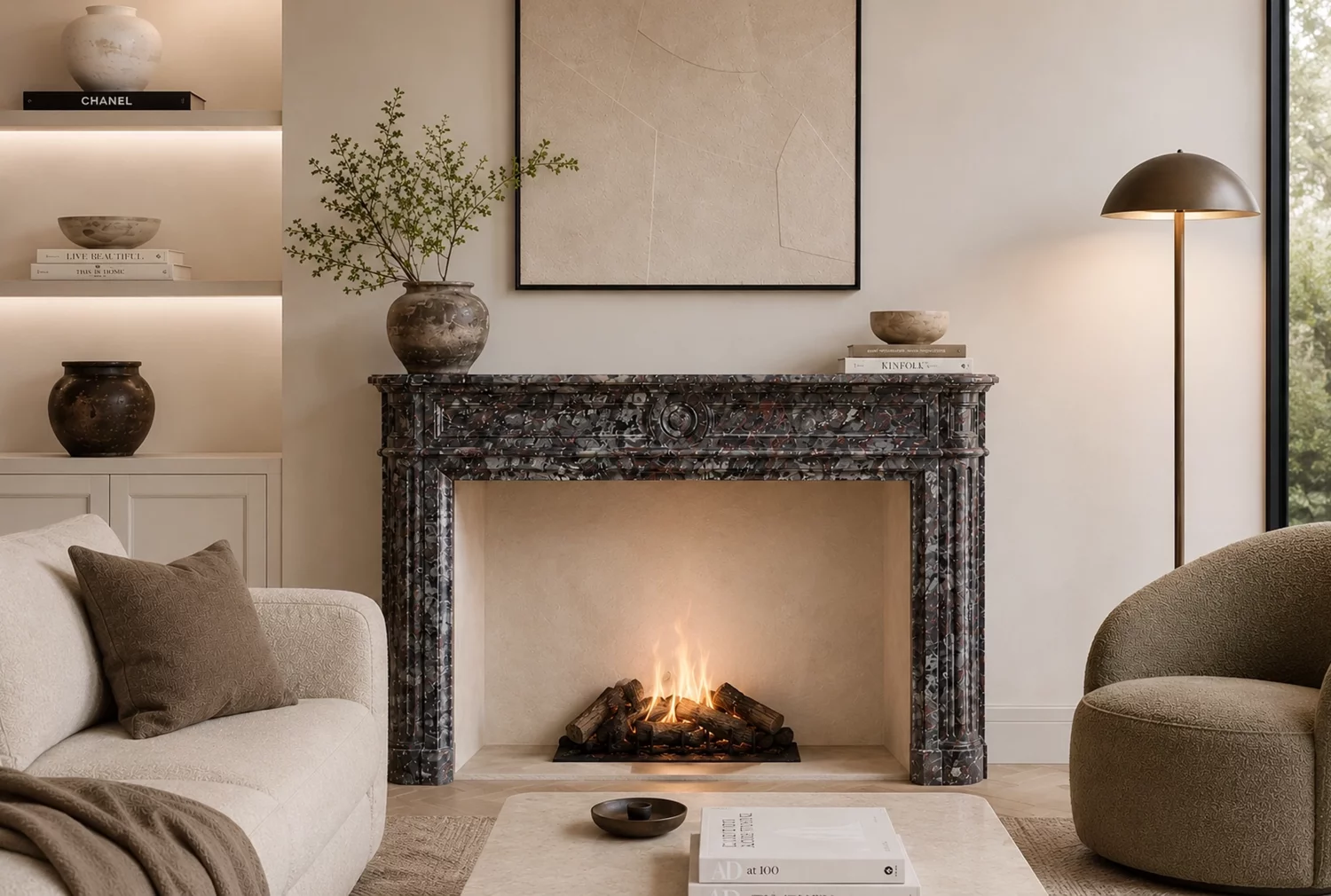 Sfeerfoto van antieke marmeren schouwmantel in modern interieur