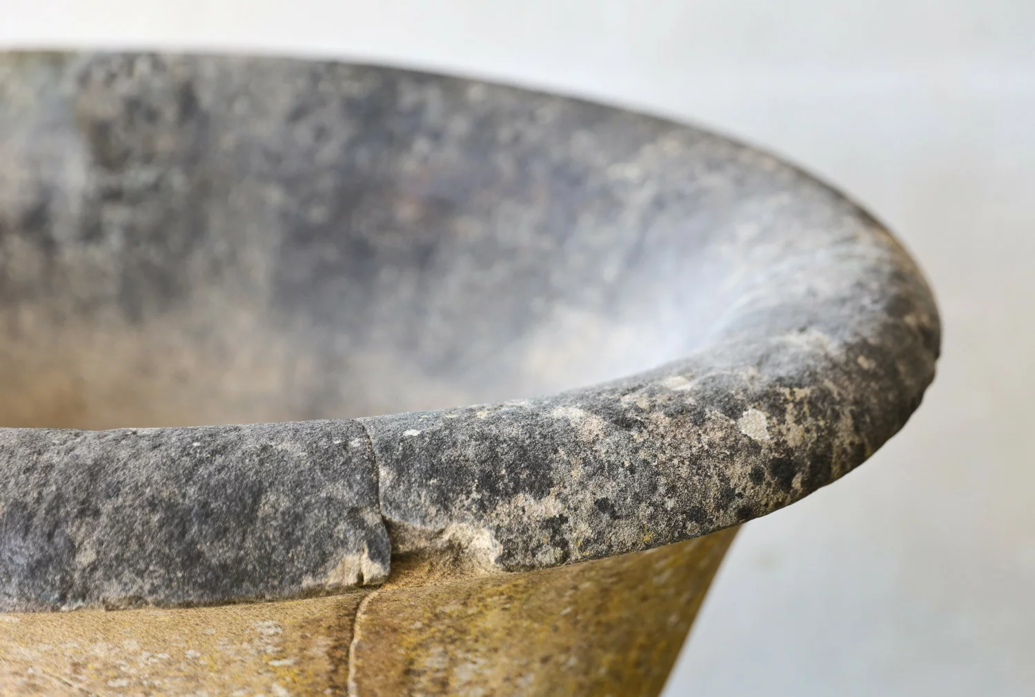 oude franse kalkstenen fontein