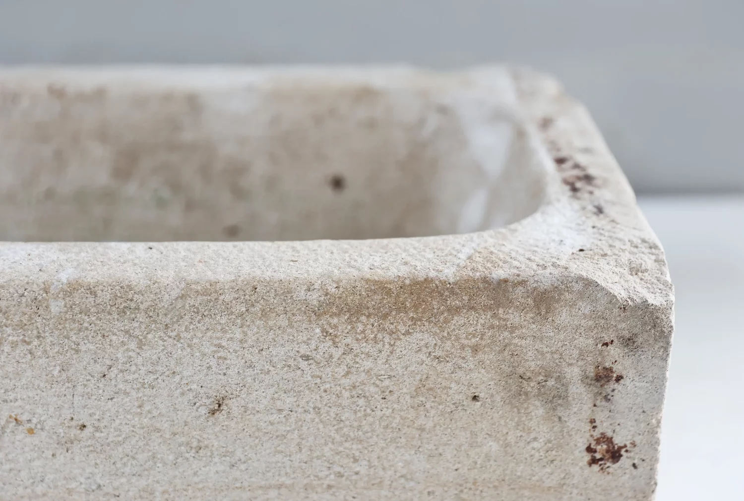 oude franse kalkstenen wasbak