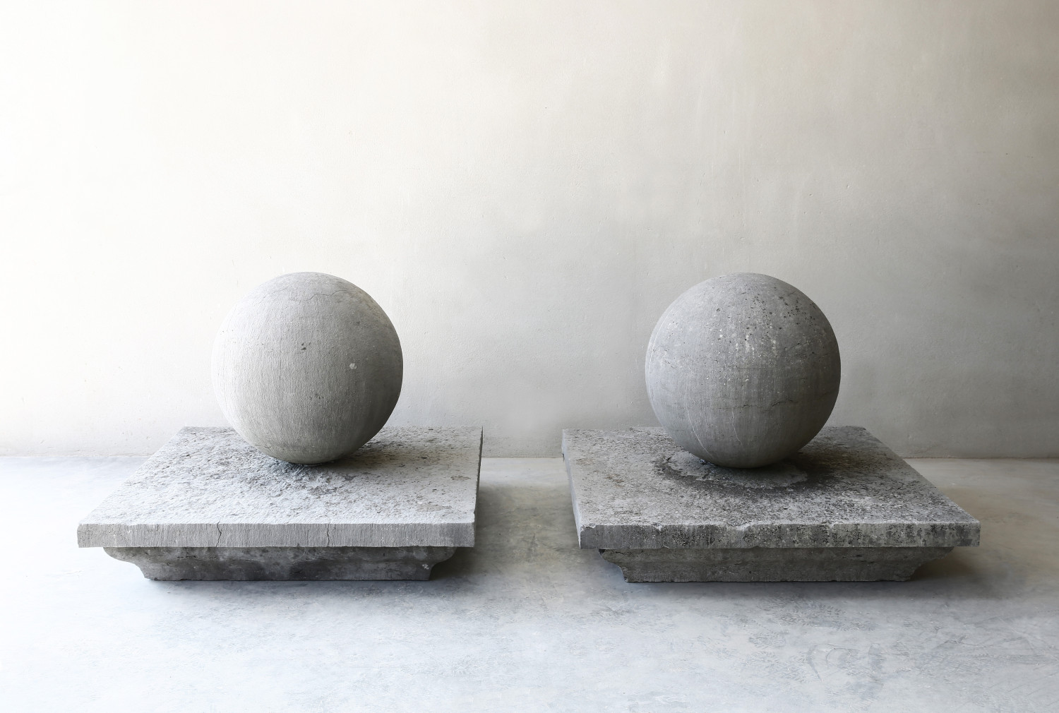 oude franse set bollen van belgisch hardsteen