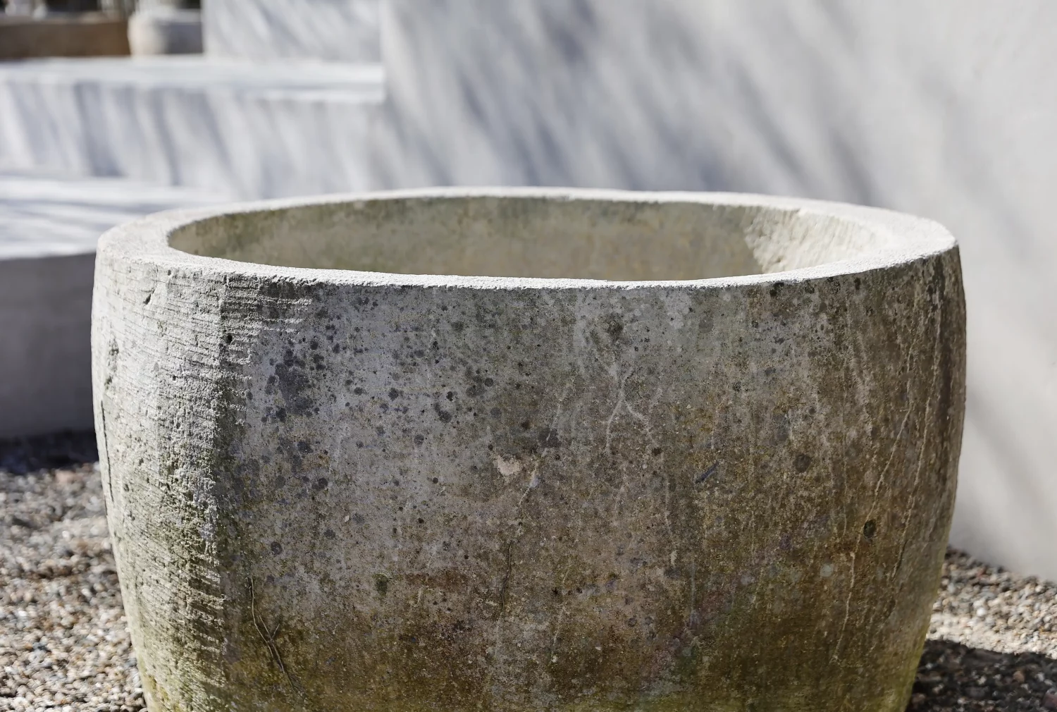 oude franse kalkstenen trog