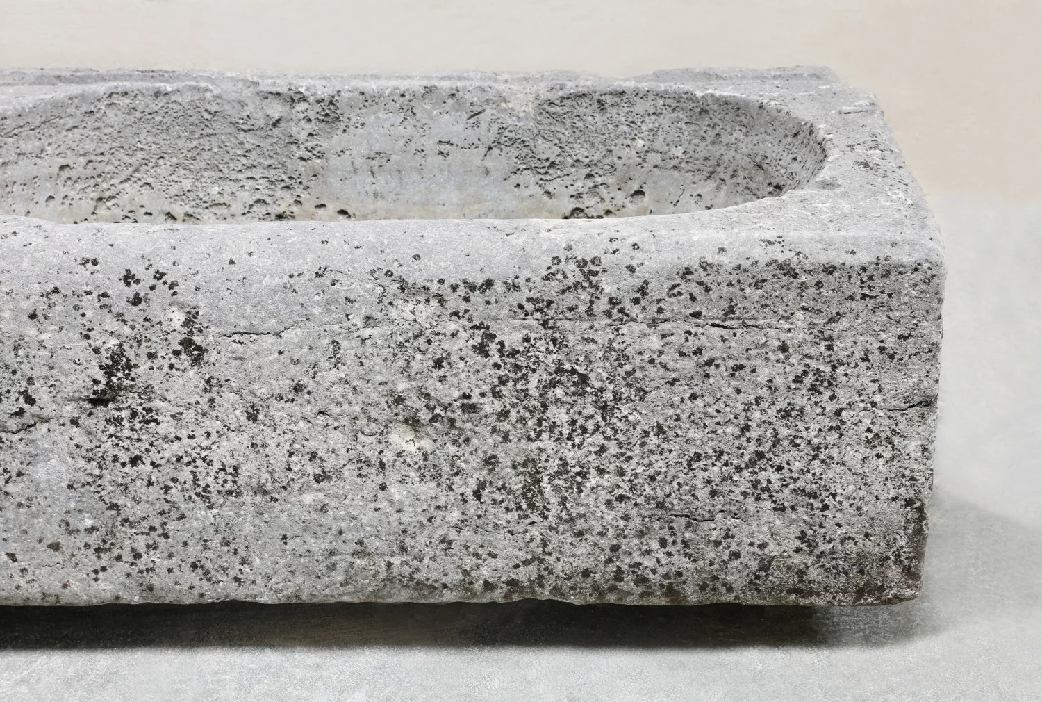 oude trog van belgisch hardsteen