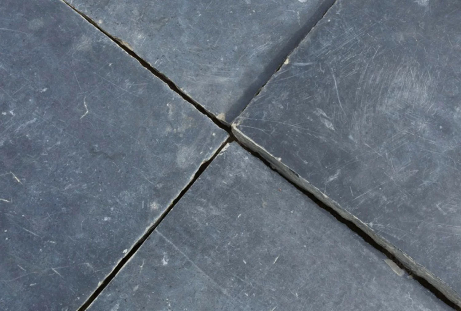 Geselecteerde en gereinigde antieke kerkdallen Noir de Mazy op pallet in magazijn De Opkamer