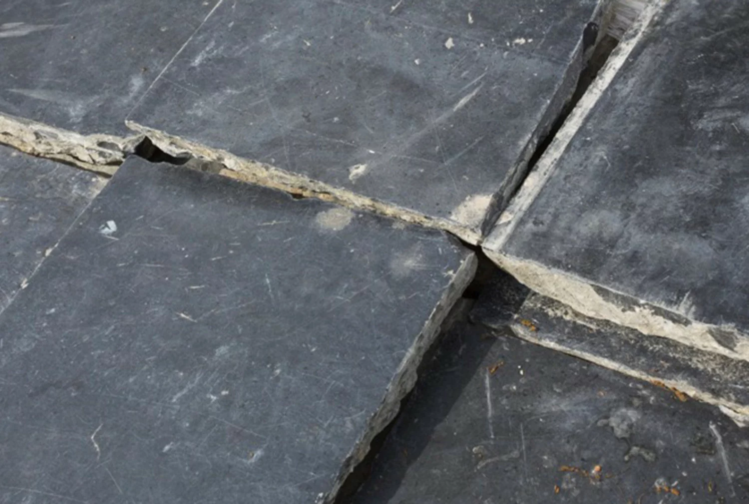 Diepzwart Basecles kerkvloer in landelijke woonkeuken – antieke Noir de Mazy tegels