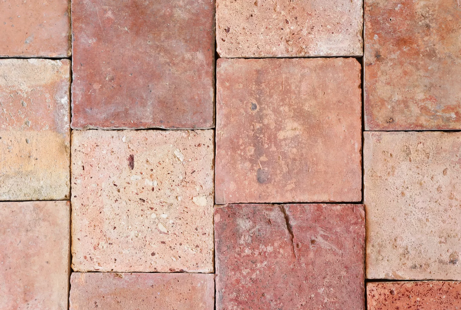 close-up antieke zalm plavuizen