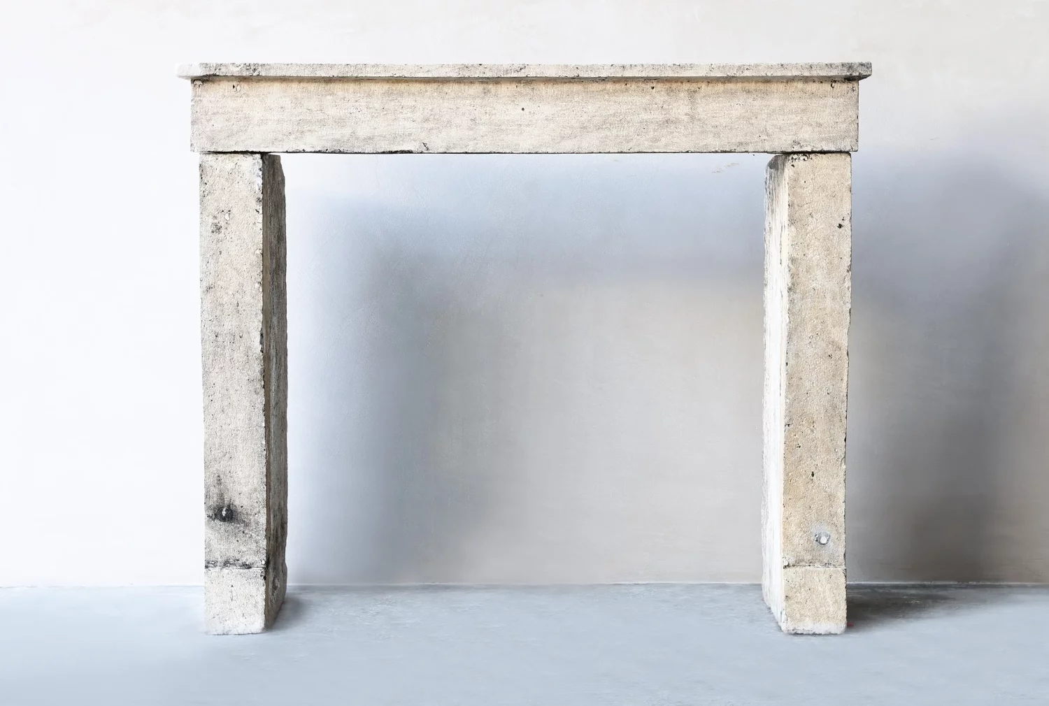 antieke kalkstenen schouw