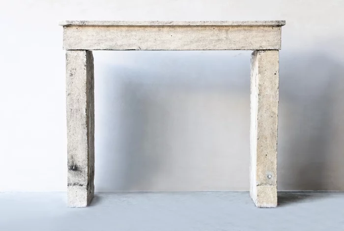 antieke kalkstenen schouw