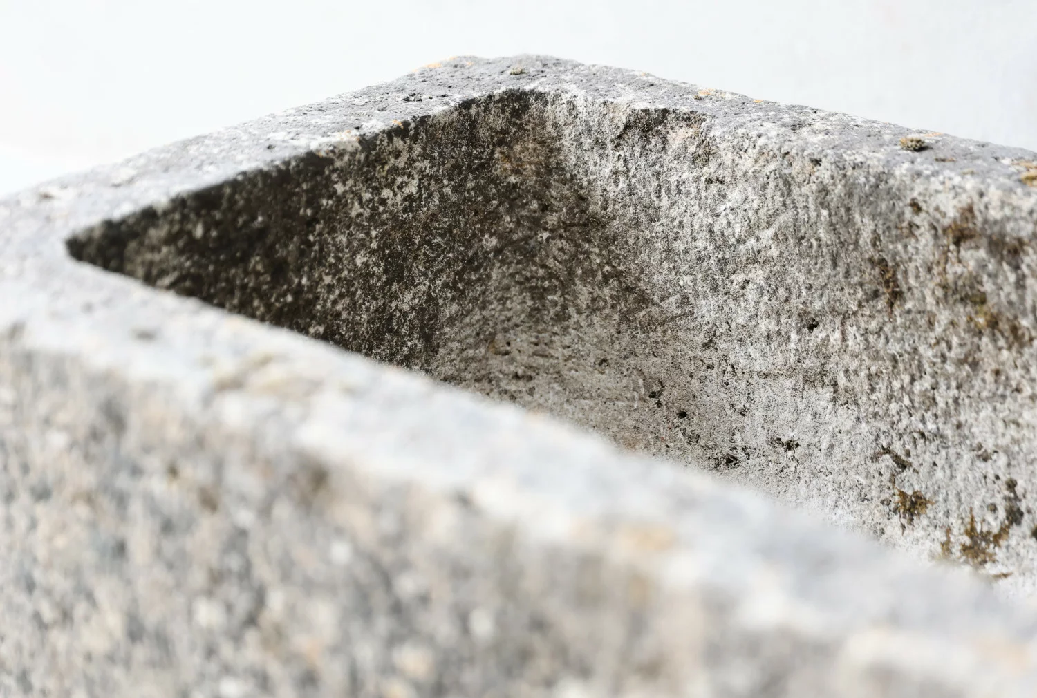 oude franse kalkstenen trog