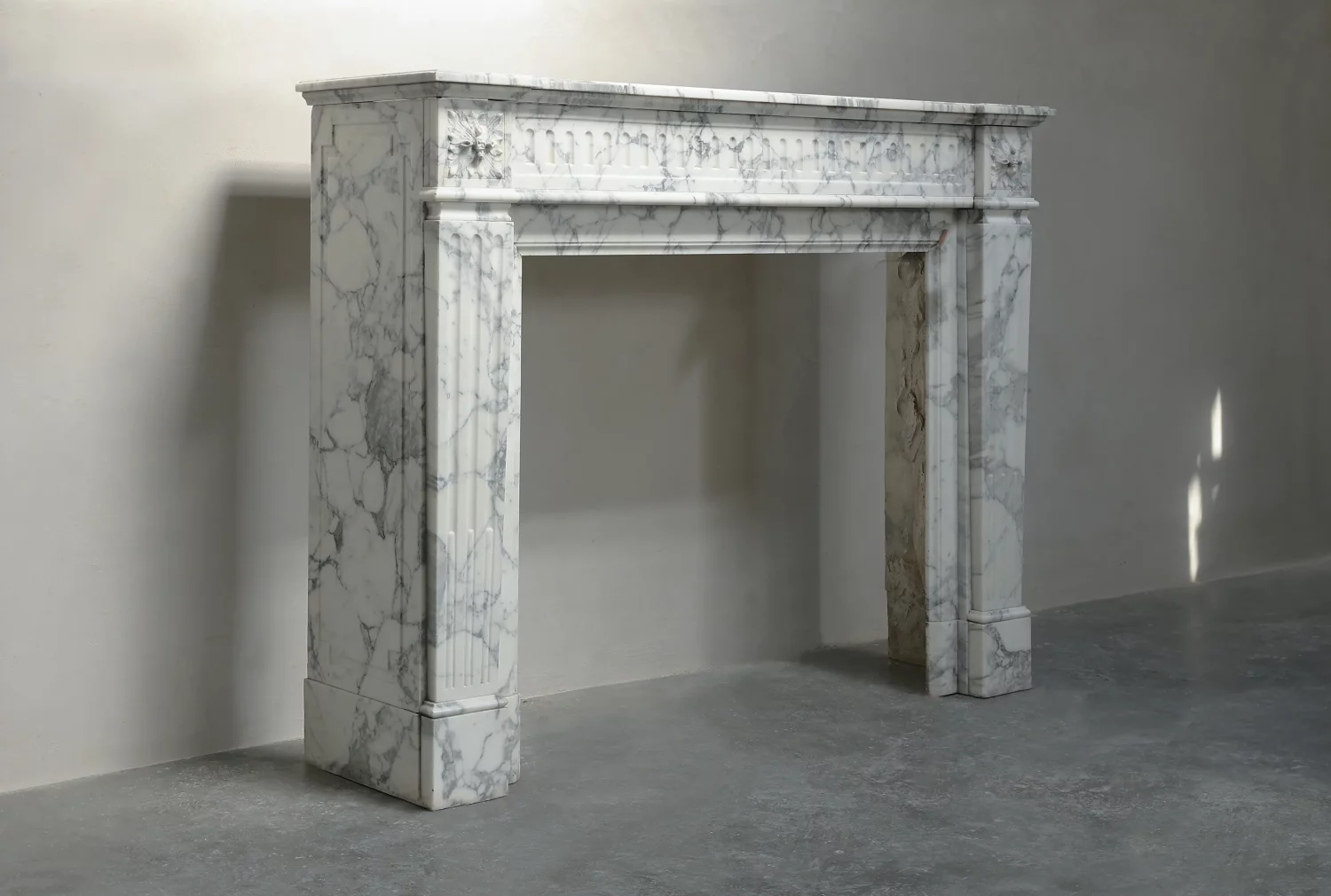 antieke mantel van Arabescato marmer
