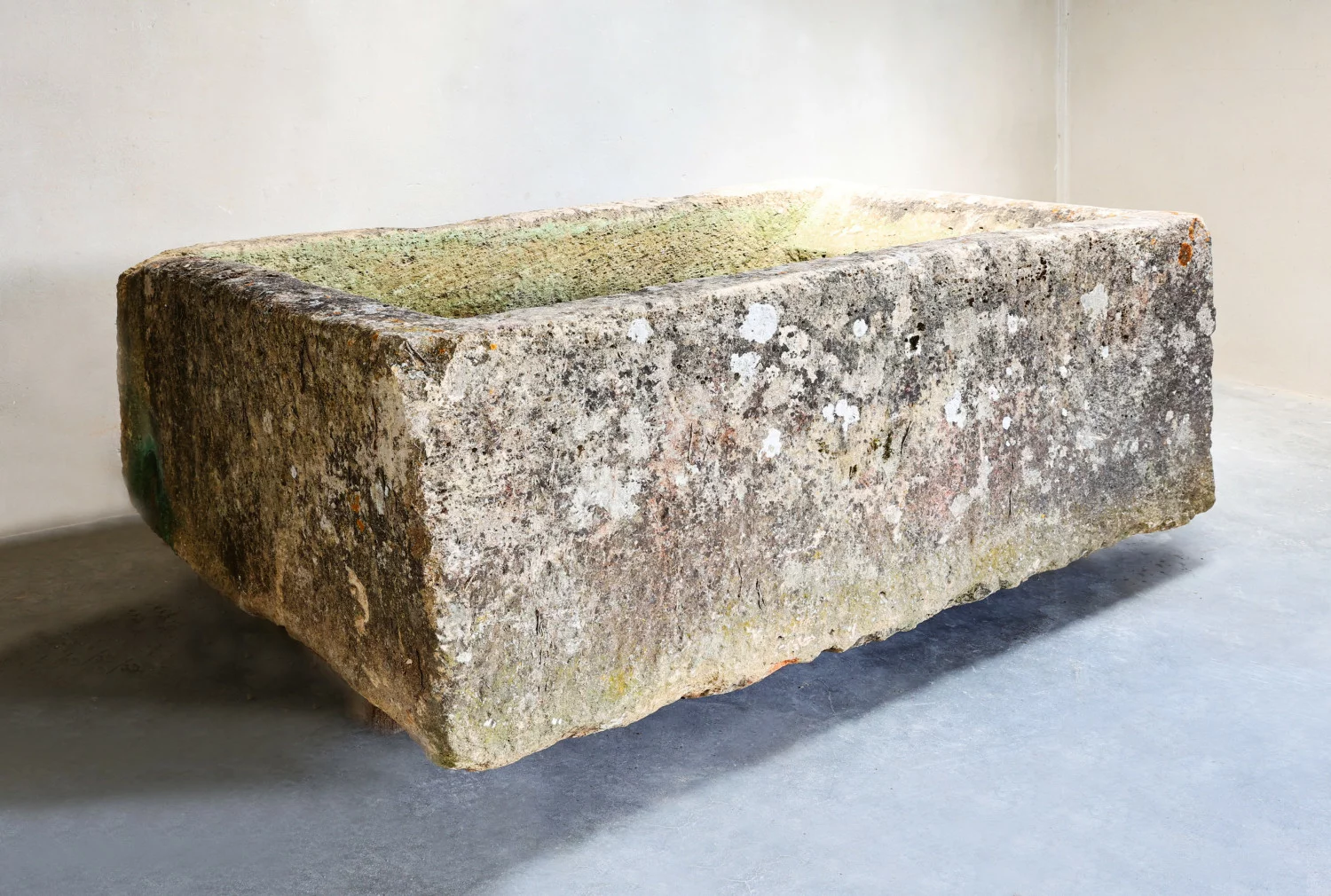 oude franse kalkstenen trog