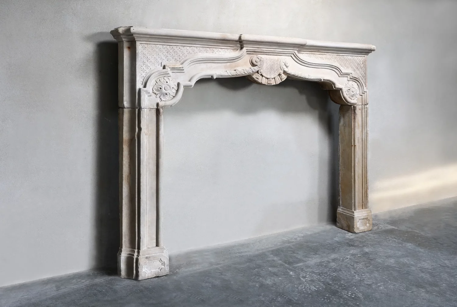 oude Franse kalkstenen mantel