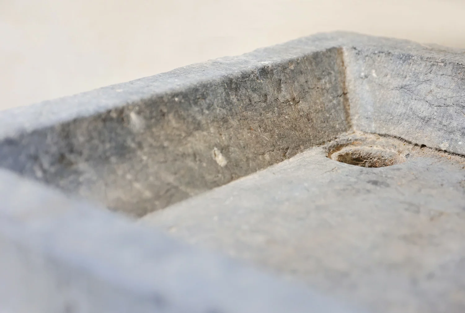 oude Belgisch hardstenen wasbak